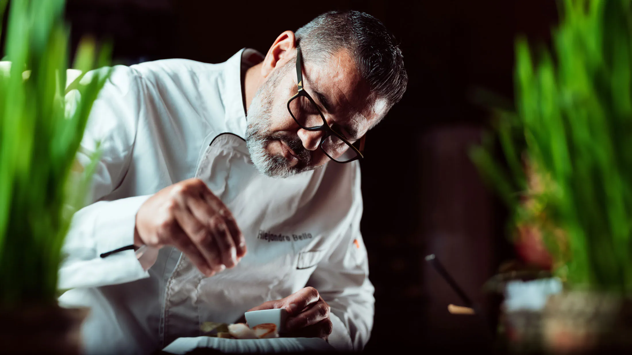 Alejandro Bello terminando un plato en El Lajar de Bello.